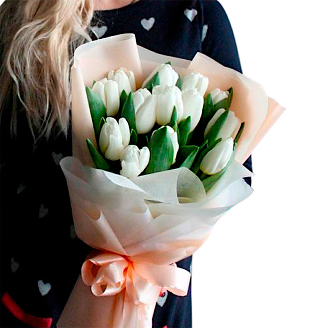 Замовити букет 15 білих тюльпанів у Києві.