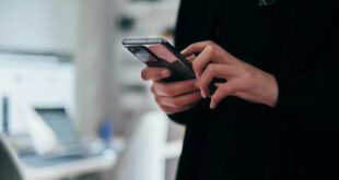 Смартфон в руке